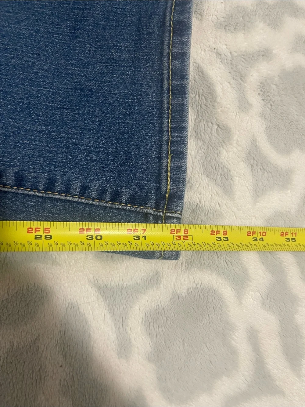 Levi’s 725 High Rise Bootcut Jeans Women’s Size 32 Medium Wash Distressed Denim